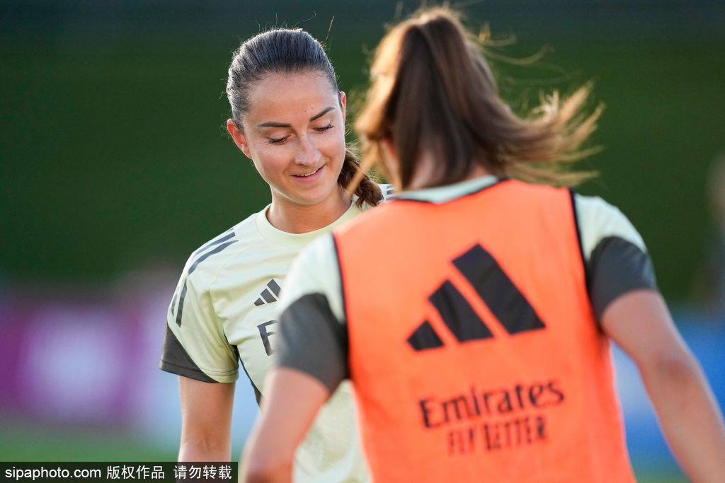 这球红牌?曼联女足欧冠铲球染红!球迷吐槽“史上最糟糕红牌”